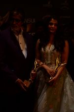 Aishwarya Rai Bachchan, Amitabh Bachchan at the red carpet of Stardust awards on 21st Dec 2015 (1404)_567941f03d03a.JPG