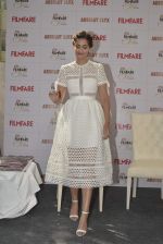 sonam kapoor at glamfare issue of filmfare cover launch on 23rd Dec 2015 (10)_567a862b901d9.JPG