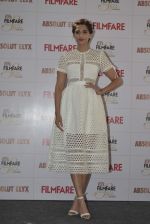 sonam kapoor at glamfare issue of filmfare cover launch on 23rd Dec 2015 (5)_567a862681ff3.JPG