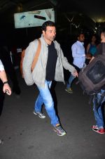 Sunny Deol snapped at airport on 31st Dec 2015 (22)_56869a4649024.JPG