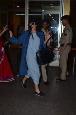 Sonam Kapoor snapped at airport on 2nd Jan 2016 (11)_5688ffcf27686.JPG
