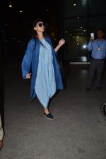 Sonam Kapoor snapped at airport on 2nd Jan 2016 (84)_5688ffd84c860.JPG