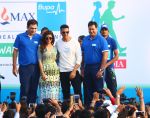 Ashish Mehrotra with Akshay Kumar and Nimrat Kaur at the 4th edition of Max Bupa Walk for Health in Mumbai (2)_569364743bef9.jpg