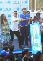 Ashish Mehrotra with Akshay Kumar and Nimrat Kaur at the 4th edition of Max Bupa Walk for Health in Mumbai (4)_56936464d6b0d.jpg