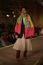 Model walks for Manish Malhotra show for Sahachari Foundation on 14th Jan 2016 (62)_5698f3b1da287.JPG