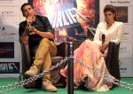 Nimrat Kaur, Akshay Kumar promote Airlift in Kolkata on 14th Jan 2016 (28)_5698eb5aec6ab.jpg