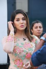 Sunny Leone snapped in Bandra on 14th Jan 2016 (7)_5698ecd8299c3.jpg