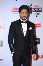 Shahrukh Khan at Filmfare Awards 2016 on 15th Jan 2016 (344)_569b47e1540e3.JPG