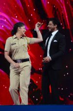 Shahrukh Khan at Umang police show on 19th Jan 2016 (385)_569f6cc98d532.JPG