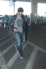 Sidharth Malhotra snapped at airport on 22nd Jan 2016 (16)_56a374af30700.JPG