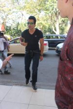 Sonu Sood snapped at airport on 22nd Jan 2016 (48)_56a374d4de899.JPG