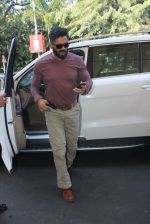 Sunil Shetty snapped at airport on 22nd Jan 2016 (75)_56a374e08824c.JPG