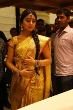 Shriya Saran Launches VRK Silks Showroom on 23rd Jan 2016 (50)_56a4b6bcc2de9.jpg