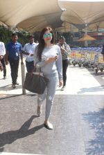 Kanika Kapoor snapped at the airport on 26th Jan 2016 (16)_56a8651368ab9.JPG