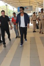 Arjun Kapoor snapped at airport  on 28th Jan 2016 (29)_56ab26e978a1a.JPG