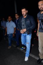Salman Khan snapped at airport  on 29th Jan 2016 (25)_56acb0ada888b.JPG