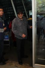 Dharmendra snapped at Airport on 31st Jan 2016 (66)_56af11495ca7e.JPG