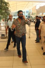 Sunil Shetty snapped at Airport on 31st Jan 2016 (40)_56af1221d0ed8.JPG