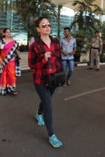 Kareena Kapoor snapped at airport on 4th Feb 2016 (36)_56b4524761361.JPG