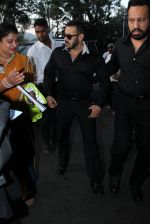 Salman Khan snapped at airport on 5th Feb 2016 (56)_56b71804411d5.JPG