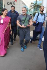 Aamir Khan snapped at airport on 9th Feb 2016 (8)_56bafae7586cf.JPG