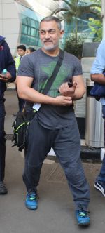 Aamir Khan snapped at airport on 9th Feb 2016 (9)_56bafae867f03.JPG