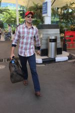 Dino Morea snapped at airport on 13th Feb 2016 (10)_56c05ddd3178d.JPG
