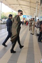 Sonam Kapoor snapped at airport on 13th Feb 2016 (40)_56c05e58e4a67.JPG