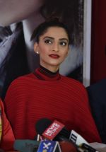 Sonam Kapoor promotes Neerja in Delhi on 15th Feb 2016 (39)_56c2c5f237004.jpg