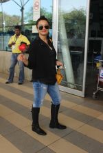 Surveen Chawla snapped at airport on 15th Feb 2015 (21)_56c2c341d5308.JPG
