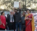 Shahrukh Khan at Delhi College to get the graduation Certificate on 16th Feb 2016 (30)_56c41ae73cee6.JPG