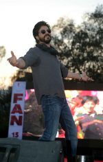 Shahrukh Khan at Delhi College to get the graduation Certificate on 16th Feb 2016 (52)_56c41afb3440a.JPG