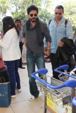 Shahrukh Khan snapped at the airport on 16th Feb 2016 (58)_56c419c76b500.JPG