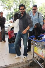 Shahrukh Khan snapped at the airport on 16th Feb 2016 (59)_56c419c8d63e3.JPG
