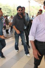Shahrukh Khan snapped at the airport on 16th Feb 2016 (65)_56c419d243cce.JPG