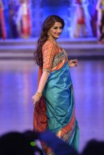Sonali Bendre walk the ramp for Shaina NC Show at Make in India show at Prince of Wales Musuem with latest Bridal Couture in Mumbai on 17th Feb 2016 (56)_56c5796c84d10.JPG