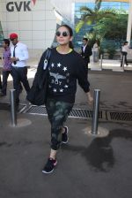 Huma Qureshi snapped at airport in Mumbai on 18th Feb 2016  (26)_56c6e65623f5a.JPG
