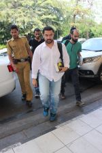 Aamir Khan snapped at Airport on 20th Feb 2016 (68)_56c964f5a7d27.JPG