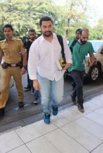 Aamir Khan snapped at Airport on 20th Feb 2016 (69)_56c964f68c363.JPG