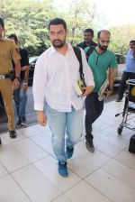 Aamir Khan snapped at Airport on 20th Feb 2016 (71)_56c964f824392.JPG