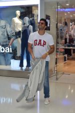 Ranveer Singh at Gap Jeans store launch in Mumbai on 20th Feb 2016 (33)_56c966d04a35f.JPG