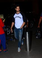 Sidharth Malhotra snapped as they board airline to Thailand on 21st Feb 2016 (14)_56cab0cc48340.JPG