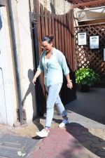Sonakshi Sinha snapped as she came for lunch in Bandra on 21st feb 2016 (12)_56cab0e867325.JPG