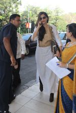 Sonam Kapoor snapped at airport on 24th Feb 2016 (11)_56cea3f192161.JPG