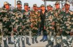  Aishwarya Rai Bachchan spends time with BSF soldiers on 25th Feb 2016 (2)_56cff0c1f12c1.jpg