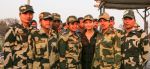  Aishwarya Rai Bachchan spends time with BSF soldiers on 25th Feb 2016 (5)_56cff0c666a3b.jpg