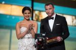 Priyanka Chopra at Oscars on 28th Feb 2016 (6)_56d59ae236019.jpg