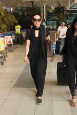 Karisma Kapoor snapped at airport on 1st March 2016 (43)_56d6950b5de59.JPG