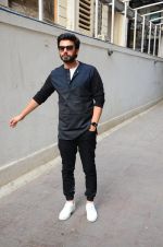 Fawad Khan at Kapoor N Sons promotions at Johar_s office on 3rd March 2016 (32)_56d9a8b1299c1.JPG