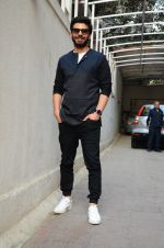Fawad Khan at Kapoor N Sons promotions at Johar_s office on 3rd March 2016 (49)_56d9a8c335d6d.JPG